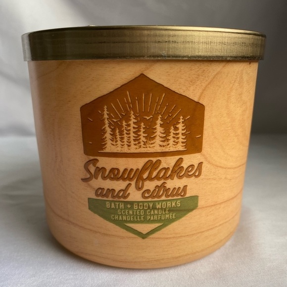BATH & Body Works Snowflakes and Citrus 3 Wick Scented Candle - Picture 1 of 4